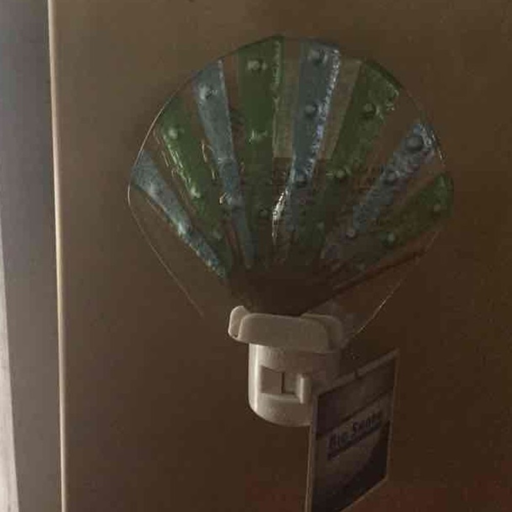 Brand New Pretty Shell Nightlight - Picture 3 of 3